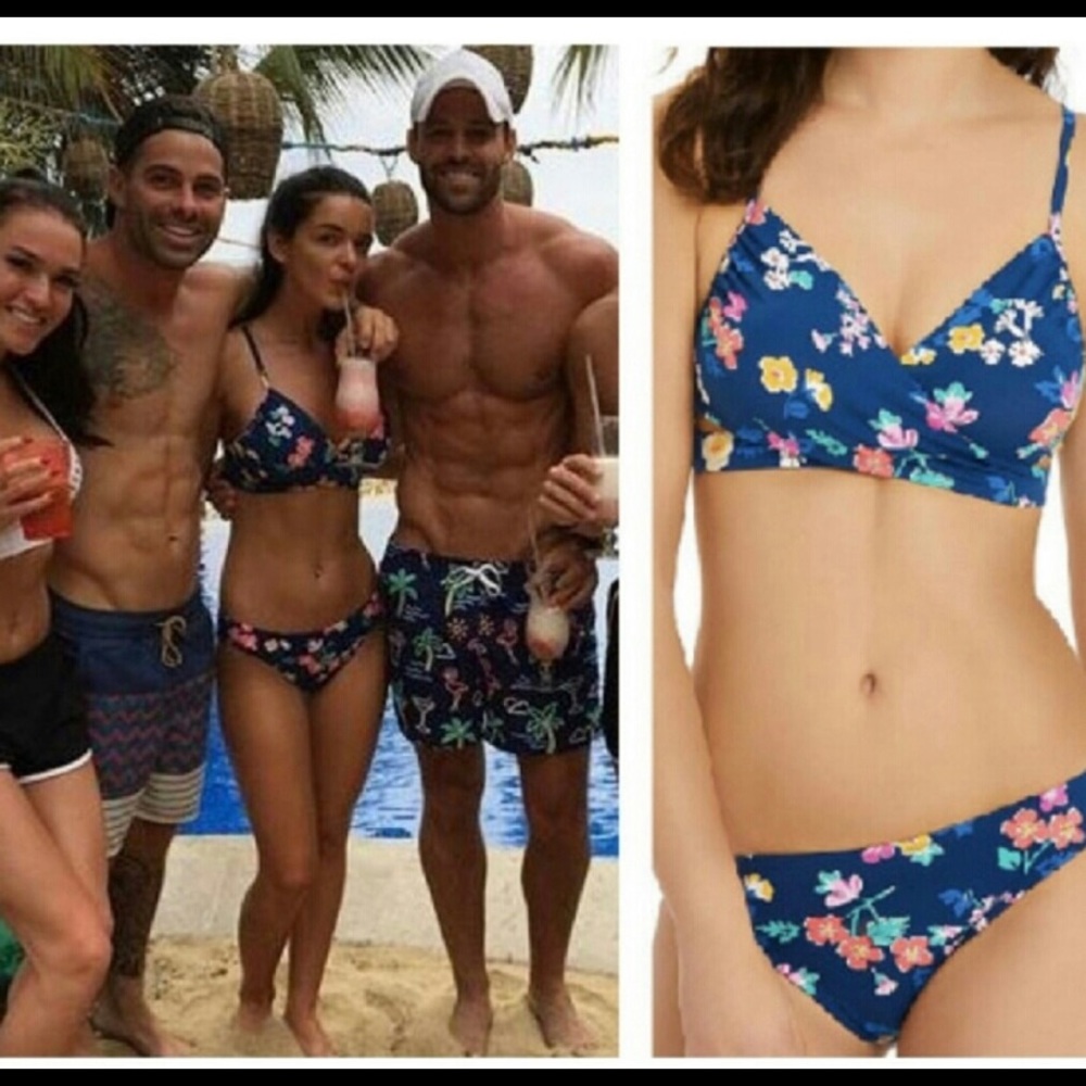 🏄🏼‍♀️Vera Bradley Blue Floral Bikini Top🌸